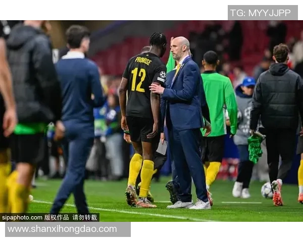 足球星赛后深情拥抱展现体育精神温情瞬间感动全场观众